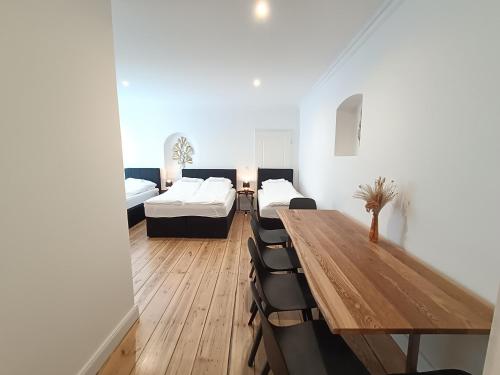 Zimmer mit einem Holztisch und 2 Betten in der Unterkunft central 2Room Apartment XBerg in Berlin