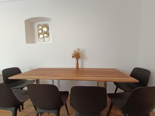 una mesa de comedor con un montón de sillas alrededor en central 2Room Apartment XBerg en Berlín