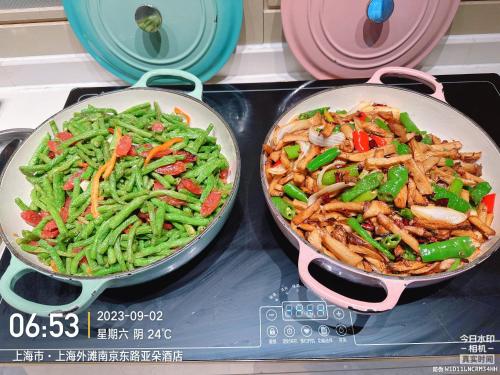 two pans of food sitting on top of a stove at Shanghai Atour Hotel On The Bund- People Square in Shanghai