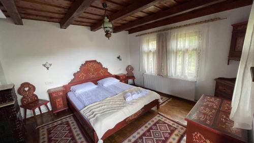 1 dormitorio con 1 cama grande en una habitación en Casa Izvoarele, en Izvoarele