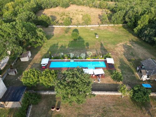 an aerial view of a large yard with a swimming pool at Domaine de Fangal, Pgeonnier 2p, maison 8p - piscine 25m - gîtes climatisés in Septfonds