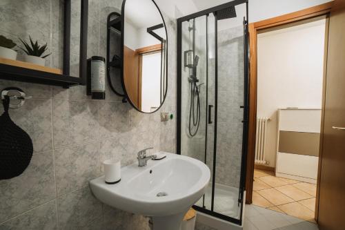 een badkamer met een wastafel en een douche bij Maison Escaliers in Aosta