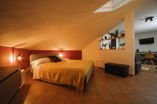 un dormitorio con una cama grande en una habitación en Vevey 5 by Hili, en Aosta