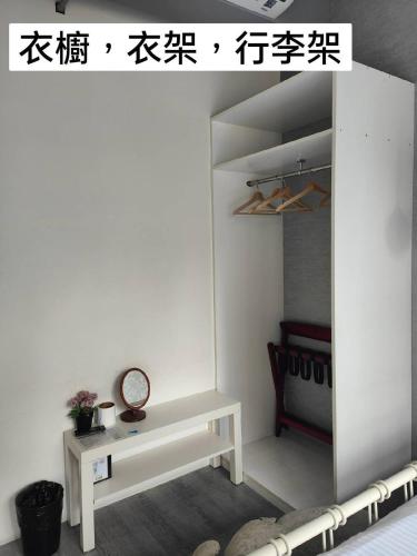 a living room with a mirror and a bed at 109台北旅館-台北109青旅 109 Taipei Hotel - Taipei 109 Hostel in Taipei