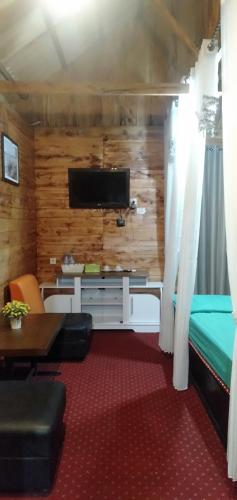 Pipulu的住宿－Byeropa Resort & Resto，客厅配有沙发和墙上的电视