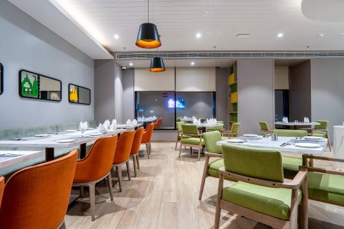 Un lugar para sentarse en Holiday Inn Katra Vaishno Devi by IHG