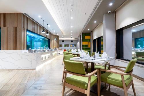 Un lugar para sentarse en Holiday Inn Katra Vaishno Devi by IHG