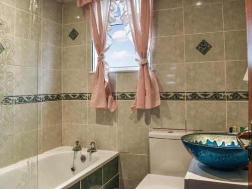 a bathroom with a tub and a sink and a toilet at Shiralee bed and breakfast in Salisbury