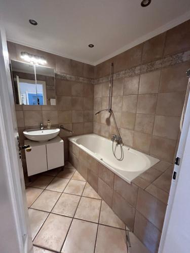 uma casa de banho com uma banheira e um lavatório em City-Charme: 5 Gäste,Top-Lage em Hanôver