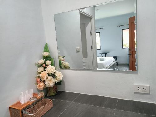 Koupelna v ubytování พร้อมหทัย รีสอร์ท Promhathai Resort