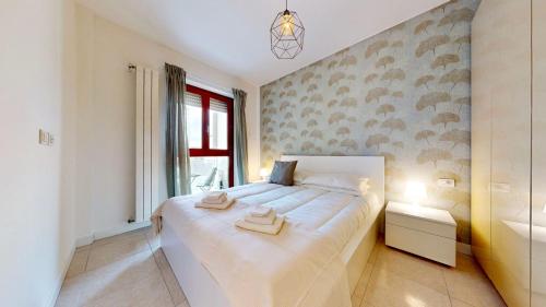 ein Schlafzimmer mit einem großen Bett mit Handtüchern darauf in der Unterkunft Milano Navigli Imperia 36 in Mailand