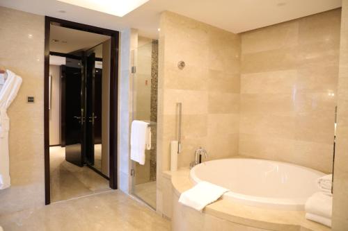 Ένα μπάνιο στο DoubleTree By Hilton Anhui