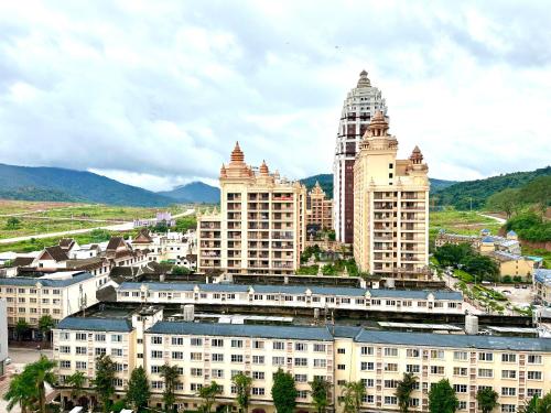 a group of tall buildings in a city at 慧兰酒店bodhi hotel in Ban Botèn