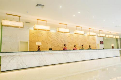a group of people standing in front of a mirror at 慧兰酒店bodhi hotel in Ban Botèn