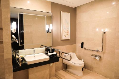 Ένα μπάνιο στο DoubleTree By Hilton Anhui