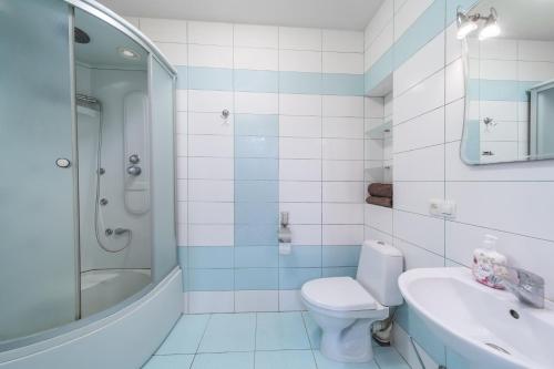 a bathroom with a toilet and a tub and a sink at Просторная стильная студия возле метро Южный Вокзал. in Kharkiv