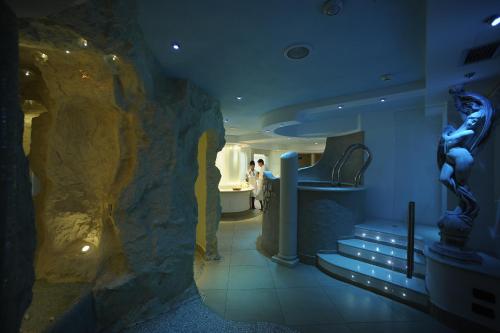 a room with a rock wall in a museum at Parc Hotel Flora S in Riva del Garda
