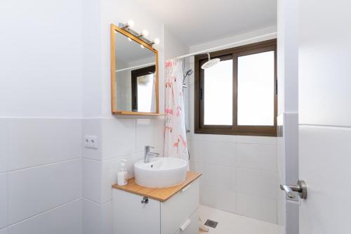een badkamer met een wastafel en een spiegel bij MONKÓ PICASSO in Torremolinos