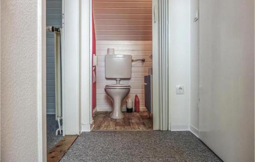 a bathroom with a toilet in the middle of a hallway at Kleines Haus 110m2 in Lilienthal mit Garten, Wifi und 3 Schlafzimmern in Lilienthal