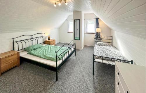 1 dormitorio con 2 camas en una habitación blanca en Kleines Haus 110m2 in Lilienthal mit Garten, Wifi und 3 Schlafzimmern, en Lilienthal