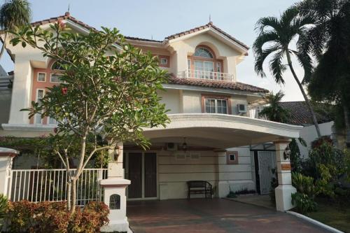 a large house with a round driveway at The Sangtus Home in Babakan Madang