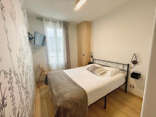 a small bedroom with a bed in a room at Hôtel Le Bel Air in Saint-André-les-Alpes