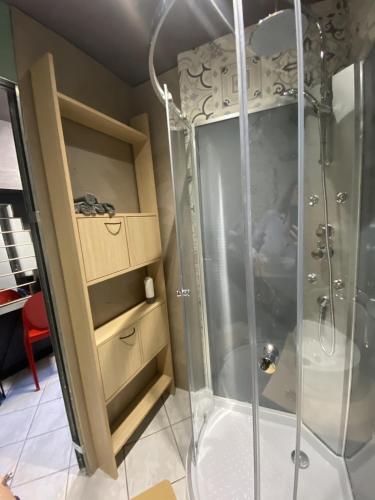 eine Dusche mit Glaskabine in einem Zimmer in der Unterkunft LA MARIEFACTURE - Comme c'est chic in Saint-Avold