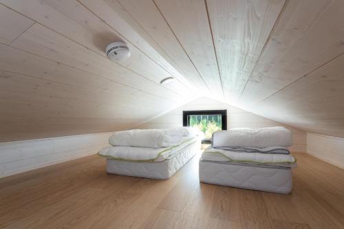 - deux canapés blancs installés dans une pièce avec plafond dans l'établissement Himoskuutio 9, erillistalo, ulkoporeallas, à Jämsä