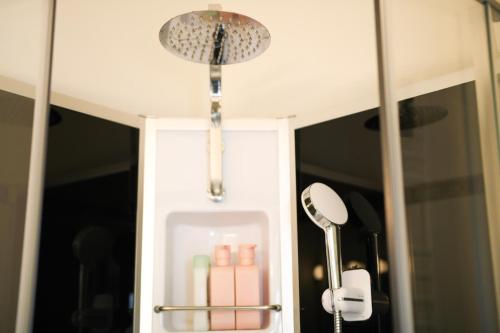 W łazience znajduje się lustro i prysznic. w obiekcie The New Lake Boathouse w Amsterdamie