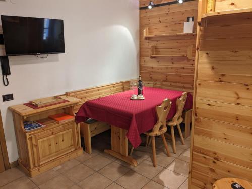 Телевизор и/или развлекательный центр в Appartamento Santa Caterina