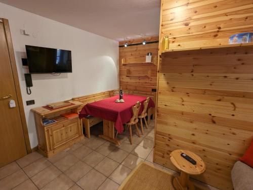 Телевизор и/или развлекательный центр в Appartamento Santa Caterina