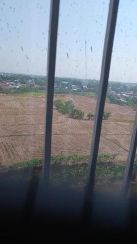 una vista de un campo desde la ventana de un avión en Apartemen Skylounge Makassar en Manda