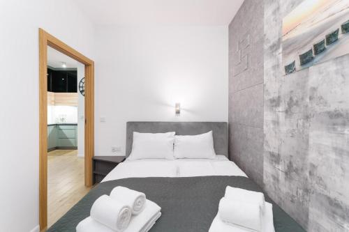 Ένα ή περισσότερα κρεβάτια σε δωμάτιο στο Apartament Marengo z Basenem Letnim by HolidaySun