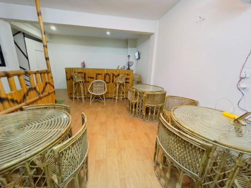 una habitación vacía con mesas y sillas. en Hotel Bihani en Dhulikhel
