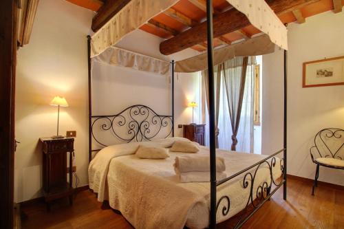 una camera con letto con struttura in metallo di Villa Perla - Homelike Villas a Reggello