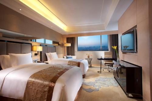 een hotelkamer met 2 bedden en een televisie bij Crowne Plaza Xi'an, an IHG Hotel in Xi'an