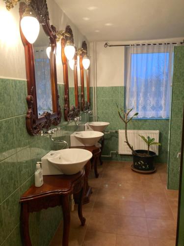 łazienka z 2 umywalkami i 2 lustrami w obiekcie Penzion Romeo w mieście Mladeč