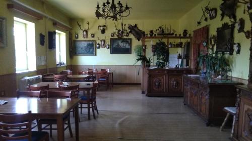restauracja ze stołami i krzesłami w pokoju w obiekcie Penzion Romeo w mieście Mladeč