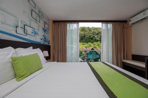 Postel nebo postele na pokoji v ubytování iCheck inn Sky Beach Ao Nang Krabi