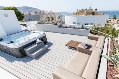 a hot tub on the roof of a house at Vista Roses Mar - Vent De Mar in Roses