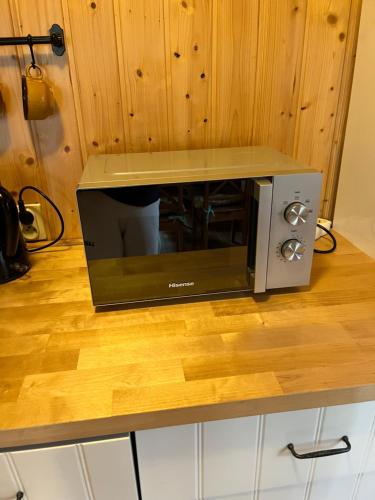a microwave oven sitting on top of a counter at Domek całoroczny HAWAJE nad jeziorem Kazub in Cieciorka