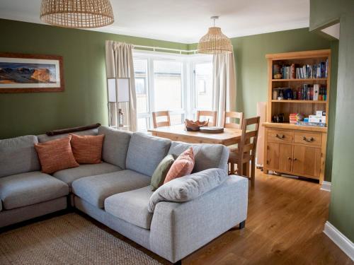 Pass the Keys Lovely 2 bedroom rental with free parking