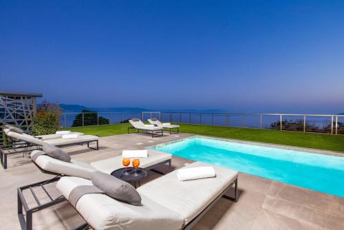 Piscina en o cerca de Villa Atrium with heated pool, sea view, jacuzzi, gym and sauna