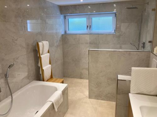een badkamer met een bad en een wastafel bij Villa Emilia Rottweil in Rottweil
