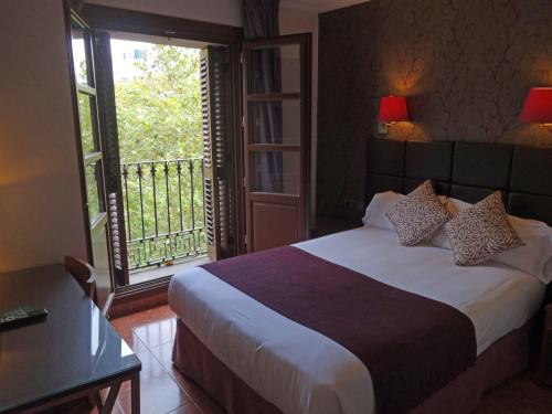 Postel nebo postele na pokoji v ubytování Hotel Lloret Ramblas