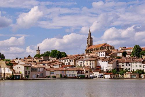 a town on the shore of a body of water at Les cigales - souplex cosy et calme in Mas-Saintes-Puelles