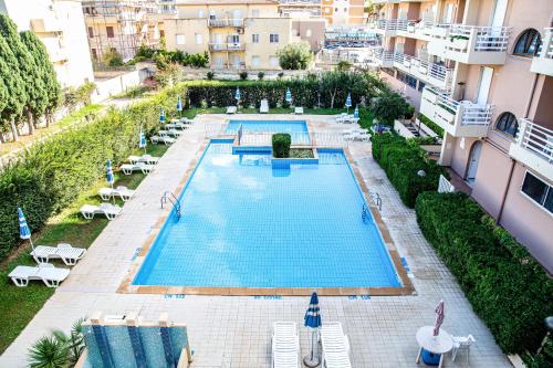 vista sul soffitto di una piscina in un edificio di Residence Buganvillea ad Alghero