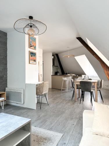 un salon avec une table et une salle à manger dans l'établissement Charmant duplex en centre-ville, à Brive-la-Gaillarde