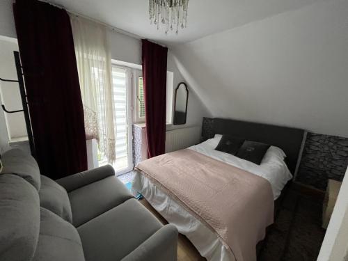 1 dormitorio con 1 cama y 1 sofá junto a una ventana en lovely house for relaxing trips, en Viena