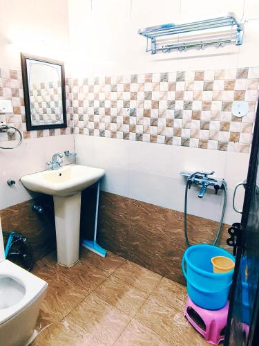 Hotel Plaza Dalhousie - Near Ghandhi Chowk Mall Roadにあるバスルーム